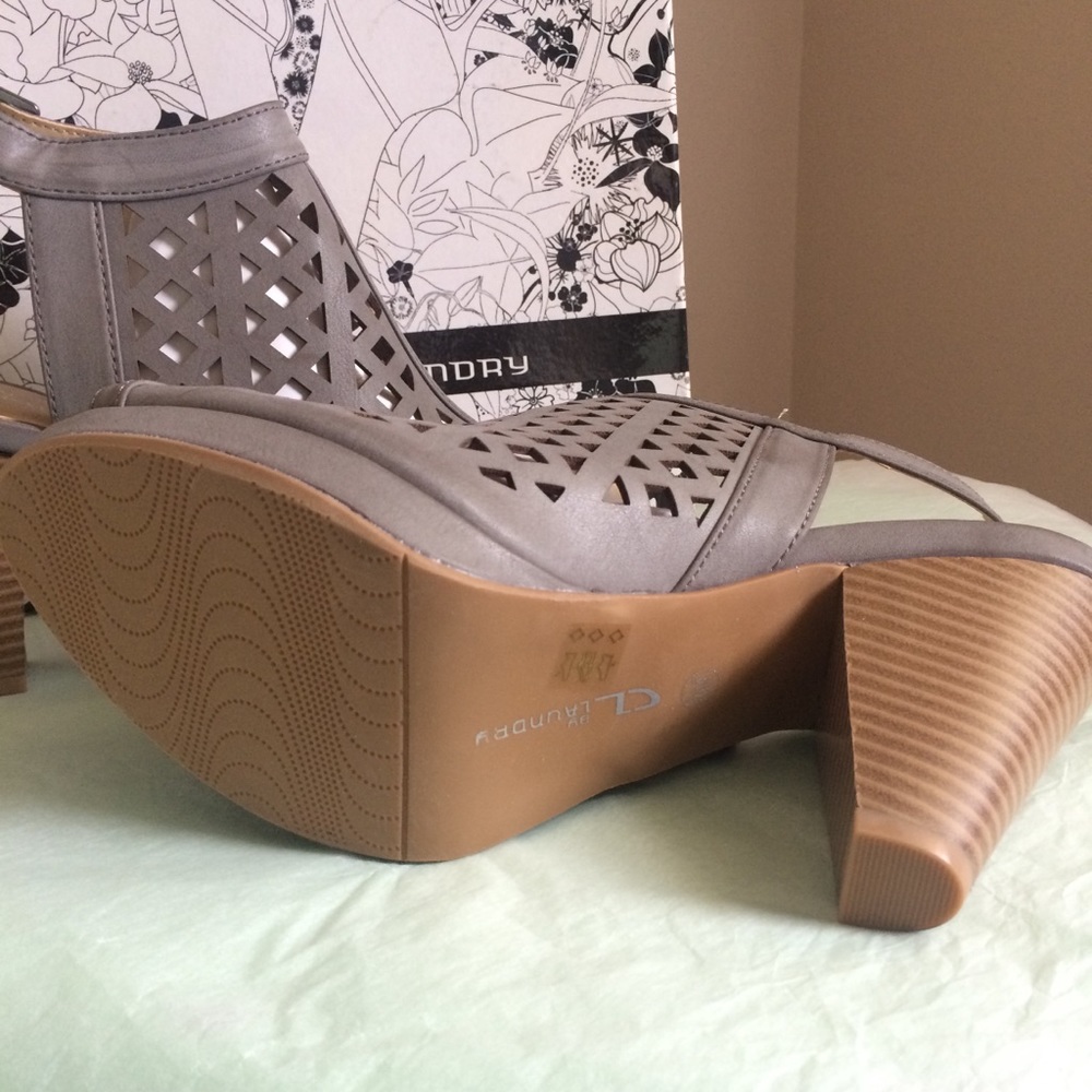 💎New 💎CL by Laundry Lasercut Sandal Pumps - Picture 6 of 6